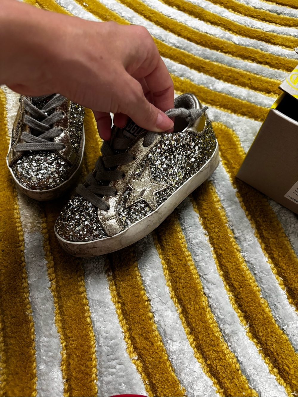 Golden Goose Kids Glitter Star Low-Top Sneakers in Metallic Gold